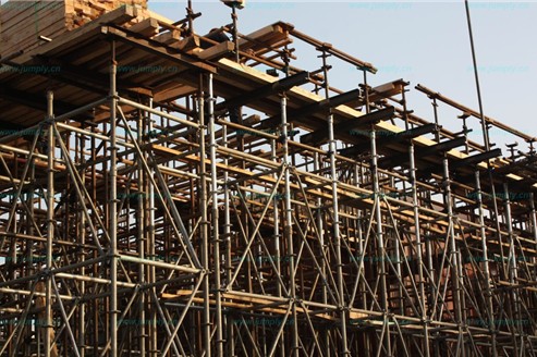 碗扣式腳手架，全靠上下左右的兄弟撐著